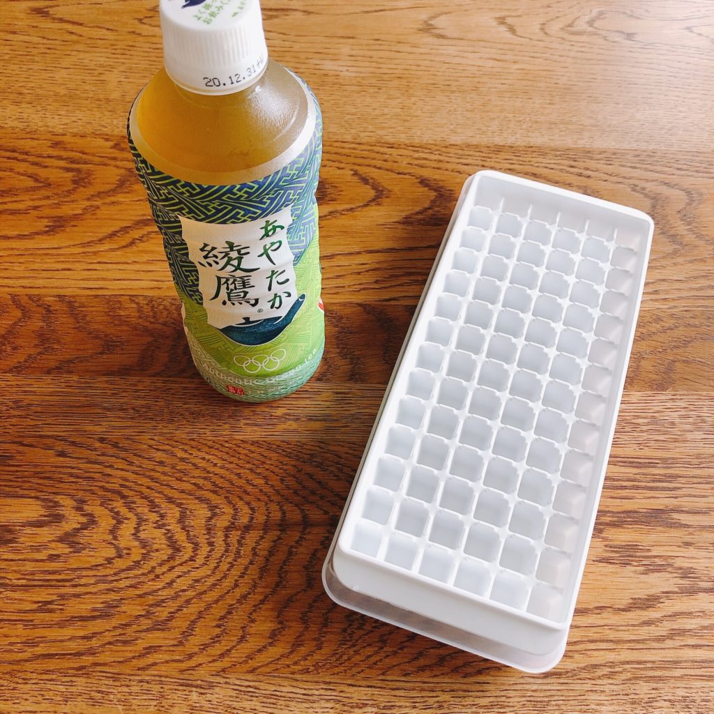 ペットボトル緑茶と製氷器